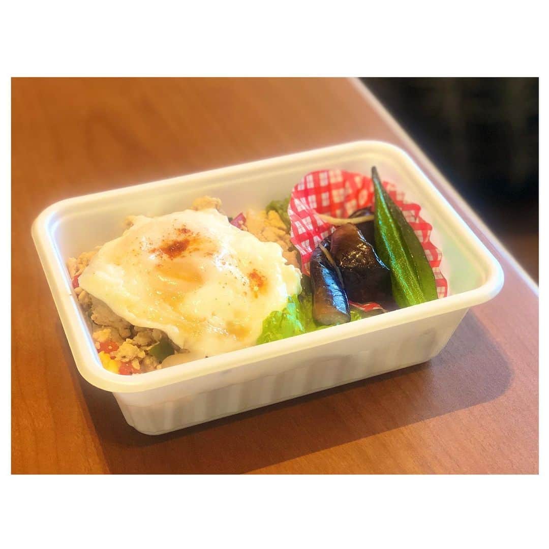 白戸ゆめのさんのインスタグラム写真 - (白戸ゆめのInstagram)「🍱 . 会社で食べるランチ🍴 新型コロナ禍なので ビュッフェじゃなくて最近はお弁当です😋 . この日のメニューはガパオライス🌿 おいしくて、いつもお昼ご飯のために 仕事を頑張っています🔥笑 . フェンシング、金メダルおめでとう🤺🥇 毎日オリンピック漬けで楽しいです笑 今週も皆さんお疲れ様でした💞 . #ランチ #社食 #お弁当 #ガパオライス #ガパオ #オリンピック #五輪 #フェンシング #宇山選手 #金」7月30日 21時21分 - yumeno.s_