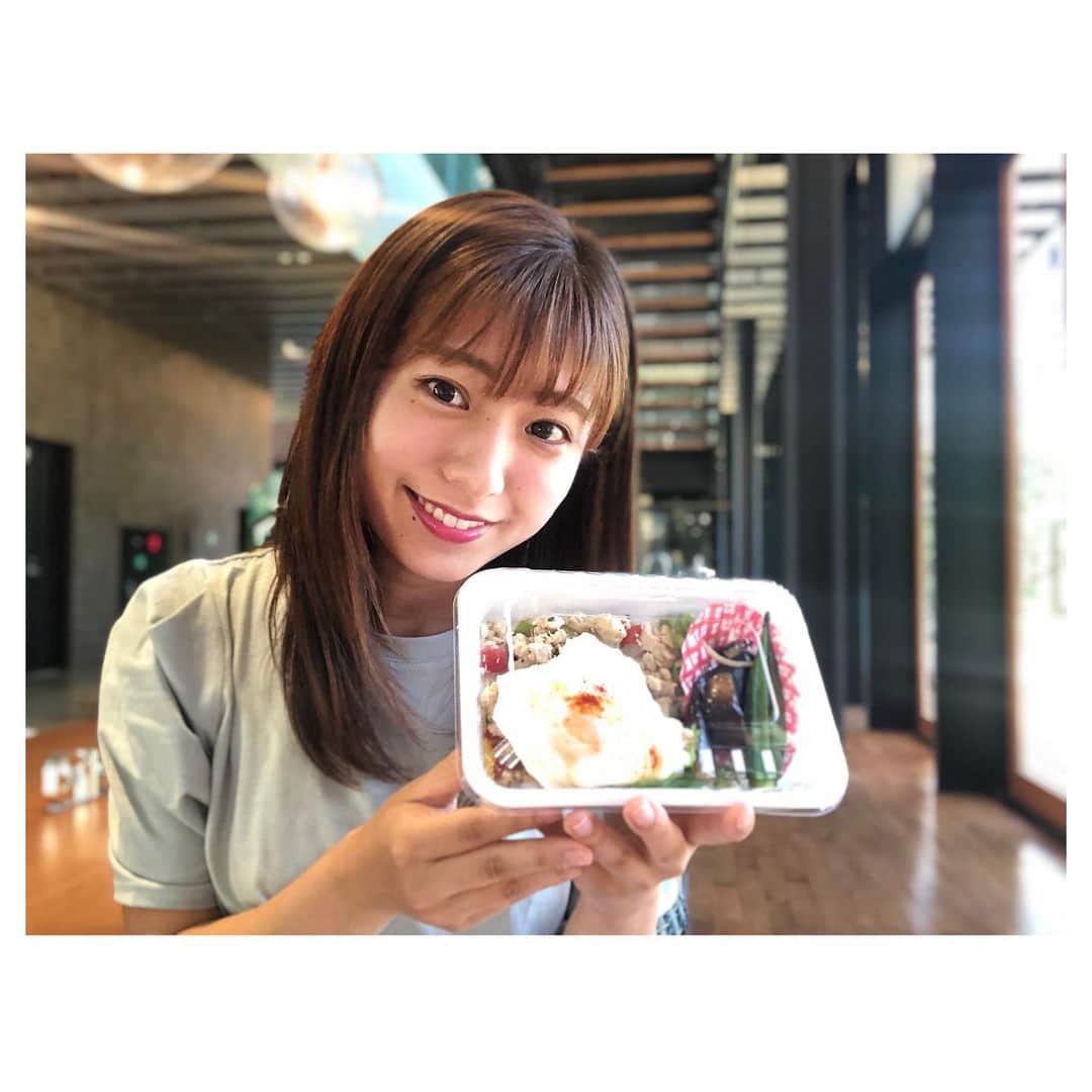 のインスタグラム：「🍱 . 会社で食べるランチ🍴 新型コロナ禍なので ビュッフェじゃなくて最近はお弁当です😋 . この日のメニューはガパオライス🌿 おいしくて、いつもお昼ご飯のために 仕事を頑張っています🔥笑 . フェンシング、金メダルおめでとう🤺🥇 毎日オリンピック漬けで楽しいです笑 今週も皆さんお疲れ様でした💞 . #ランチ #社食 #お弁当 #ガパオライス #ガパオ #オリンピック #五輪 #フェンシング #宇山選手 #金」