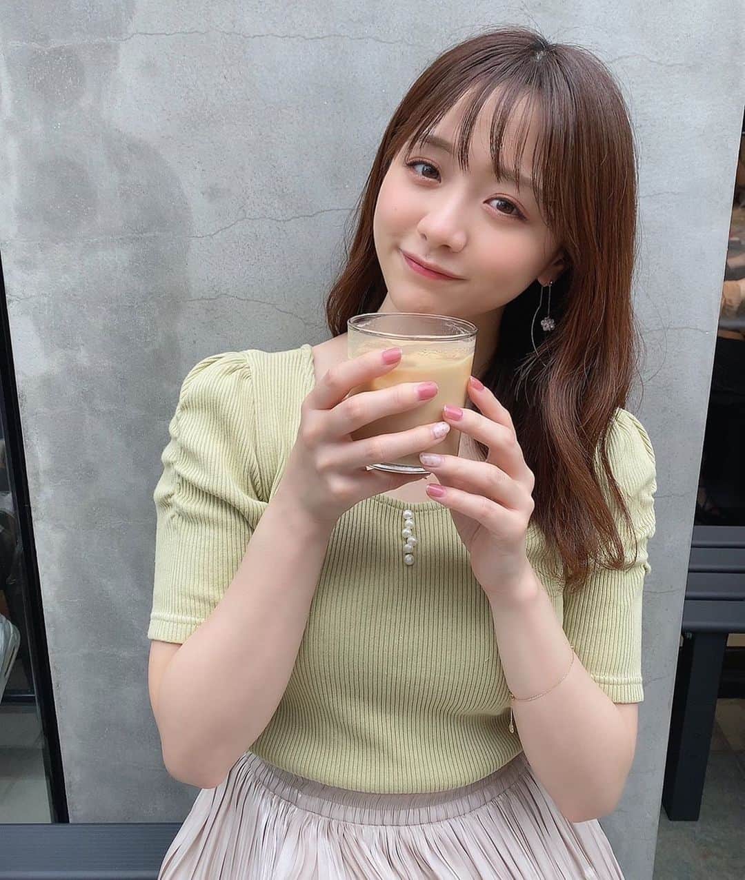 森香澄さんのインスタグラム写真 - (森香澄Instagram)「. この時期は、1日にアイスラテを5杯ぐらい飲みます(飲み過ぎ) 酸味が少なくて苦味が強めのコーヒーが好きです。 . #写真はいつかのカフェ #ブレスレット食い込んでますね」7月30日 21時28分 - mori_kasumi_