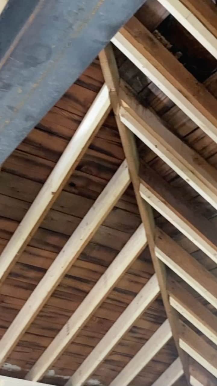 のインスタグラム：「As you guys know, I’ve been renovating my first home in Canada. The process has been both thrilling and alarming.  I don’t think there is any way to fully prepare someone for the amount of decisions you’ll have to make (both big and small) when fully gutting a home 😂   Thank you for following along in this new chapter of my life as I build my new beginnings.  @dnicholasbryk」