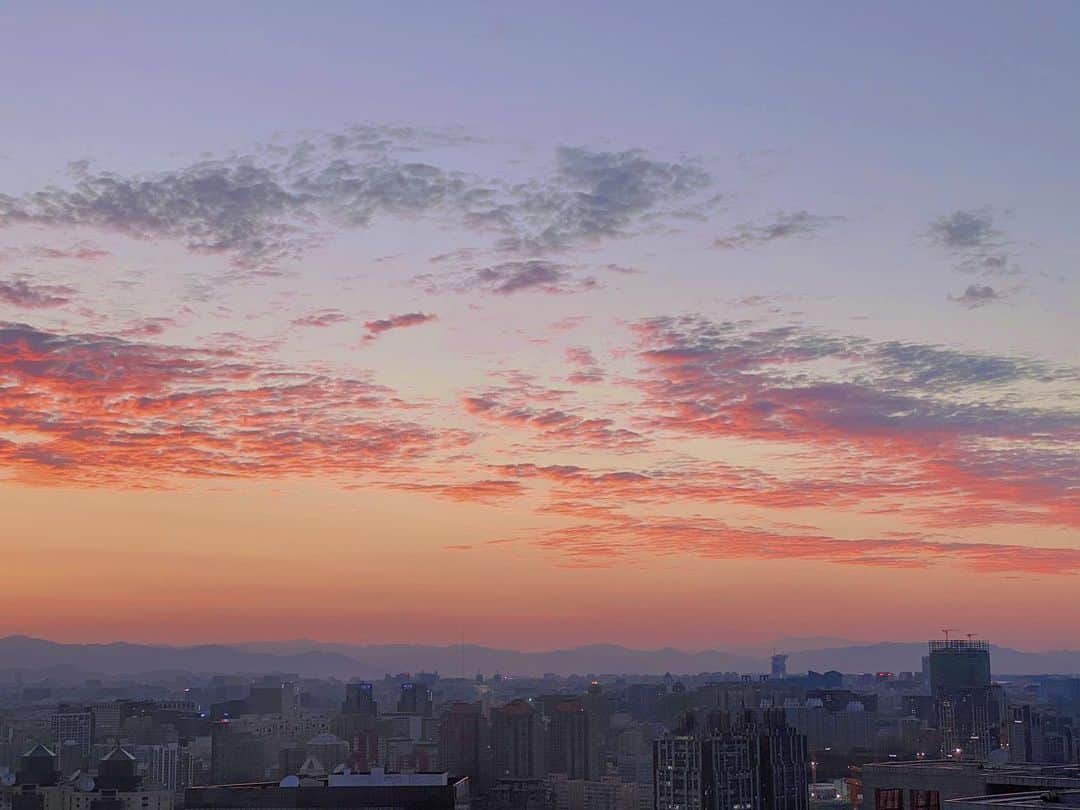 リー・ビンビン（Li Bingbing）さんのインスタグラム写真 - (リー・ビンビン（Li Bingbing）Instagram)「又又见粉烧云，这回的豪横，满天都是💞」7月30日 21時56分 - libingbing