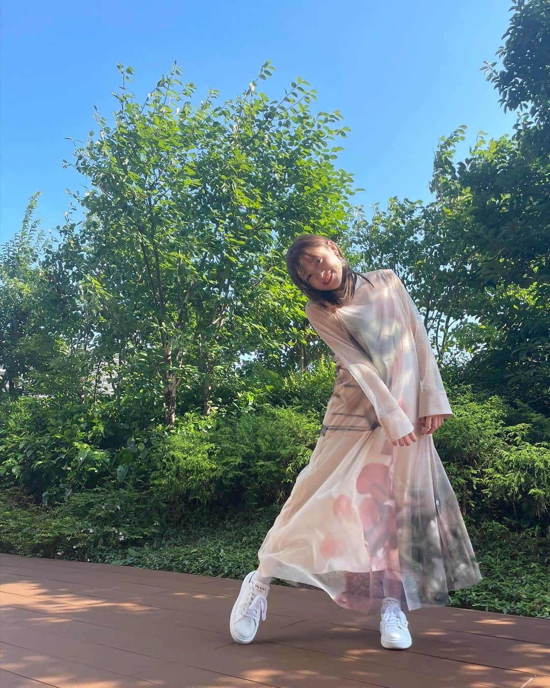 若井友希さんのインスタグラム写真 - (若井友希Instagram)「先日のライブの衣装👗       👗: #amerivintage  👟: #prada      このワンピース一目惚れして即買いした🥺 シアーだいすき民🤪   チビでもスニーカー履いて引きずらないのが嬉しいです👀笑   #fashion #衣装 #シアーワンピース」7月30日 22時14分 - yuki_wakai