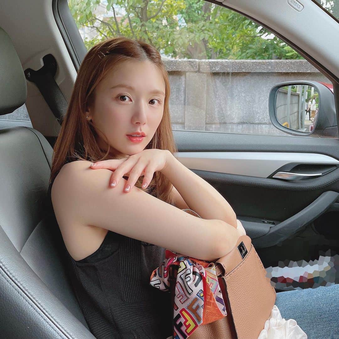 ひよんのインスタグラム：「🚗💛  ひよん、運転免許持ってるのに オンマはひよんが運転するのが不安みたい😗笑  #ひよん」