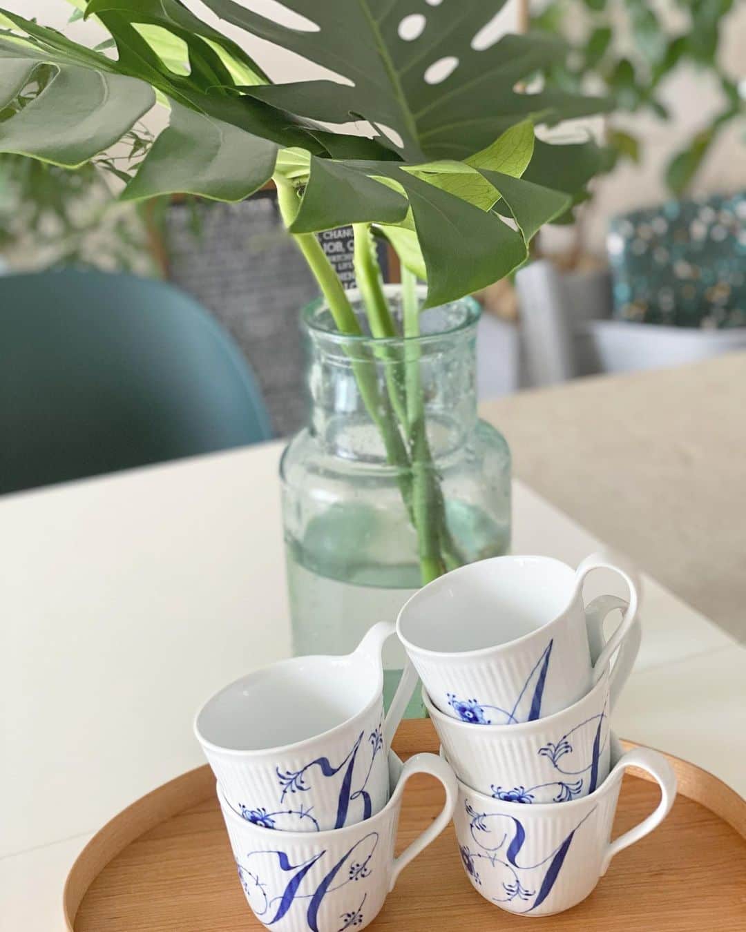 村上沙織さんのインスタグラム写真 - (村上沙織Instagram)「新しいマグカップを新調しました。 なぜかと言いますと…毎日毎日お茶を飲むのにコップを使いすぎて洗い物が溜まりすぎて…！自分専用のカップを用意して毎回自分で洗ってもらうことにしました。 私の好みでロイヤルコペンハーゲンのブルーフルーテッドにしました♡ 自分のイニシャルのを使ってね！と言ったのに全然違うのを使ったりしていてまだまだ慣れてはくれません…。  #ロイヤルコペンハーゲン#royalcopenhagen #saorin_home」7月30日 13時55分 - rosysaorimonster
