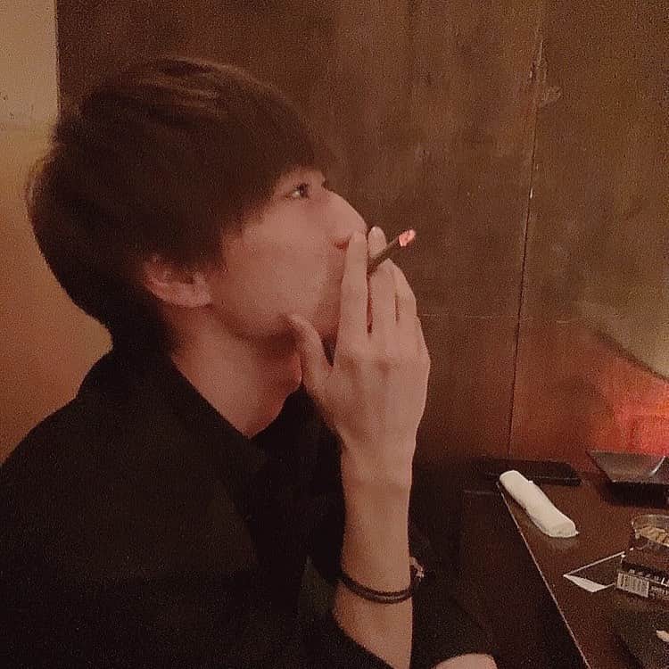 みやゆうのインスタグラム：「みやゆうさんの意外な一面  （銘柄は、ラッキーストライク・フィルター・シガリロ・オリジナル）  #みやゆう #みやゆうさん」