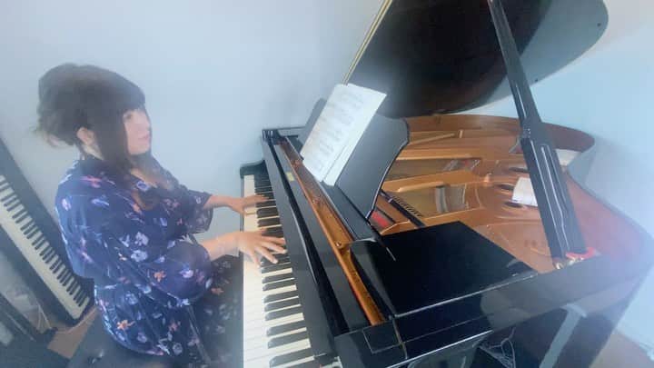 鈴華ゆう子のインスタグラム：「夏になると弾きたくなるこの曲。「 #風の通り道 」 映画  #となりのトトロ より。 出だしが好きなんだよなー。 YouTubeライブメンバーシップ限定毎月1度の自宅からゆるっとライブ配信。 明日7/31 19:00頃～ですー。 ※iphoneの調子悪くて画質とか、音とかすいませんー  #鈴華ゆう子  #久石譲   #yukosuzuhana  #piano  #ジブリ  #ピアノ  #c3  #YAMAHA #ghibli」