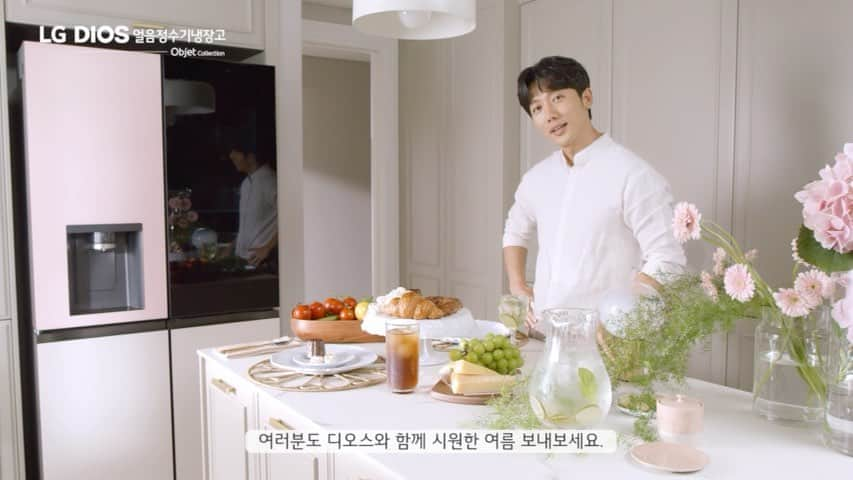 キ・テヨンのインスタグラム：「#광고 by #LG전자   LG DIOS와 함께한 크래프트 아이스 HOME CAFÉ 영상이 드디어 공개되었습니다!    아내와 제가 마실 시원한 크래프트 아이스 커피와 아이들이 마실 크래프트 아이스 에이드와 함께하는 홈카페!   가족들과 이야기하면서 오랜 시간 자리에 앉아 음료를 마셔도 이 동그란 얼음, 크래프트 아이스는 잘 녹지 않아 처음 그대로의 맛을 오랜 시간 즐길 수 있을 뿐만 아니라 요즘 핫한 홈카페 무드까지 가능해요!   그리고 각얼음을 넣어 마시는 탄산수까지! 저희 집이 이렇게 멋진 홈카페로 변할 수 있었던 건 디오스 덕분이에요.   보기만해도 시원해지는 홈카페 영상 시청하시고, 올 여름은 LG DIOS 얼음정수기냉장고와 함께 시원하게 보내세요!  #LGDIOS얼음정수기냉장고오브제컬렉션 #LGDIOS얼음정수기냉장고 #크래프트아이스냉장도 #크래프트아이스홈카페 #오브제컬렉션 #LG오브제컬렉션 #크래프트아이스」