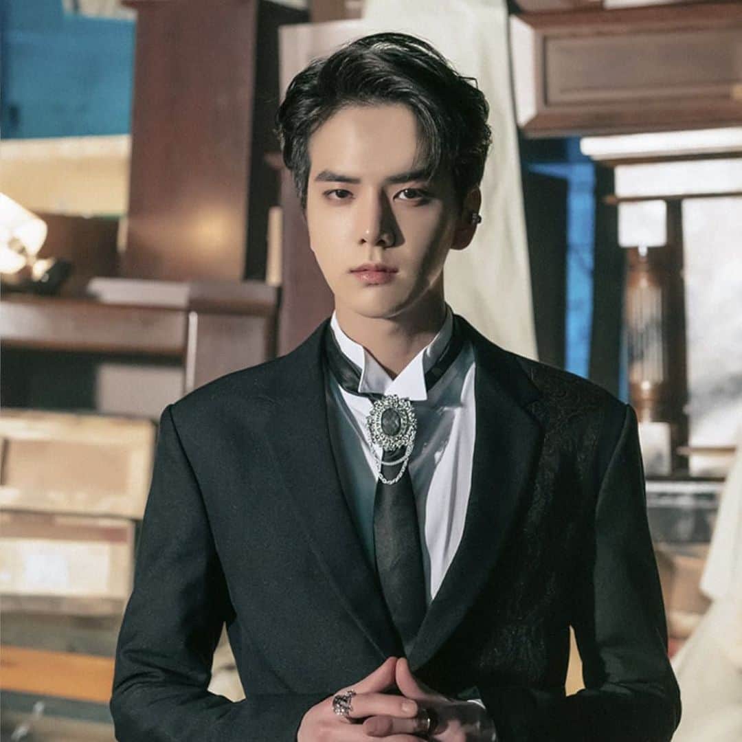 ヨンフンのインスタグラム：「'DRINK IT' MV Behind Photos #THEBOYZ #더보이즈 #YOUNGHOON #영훈」