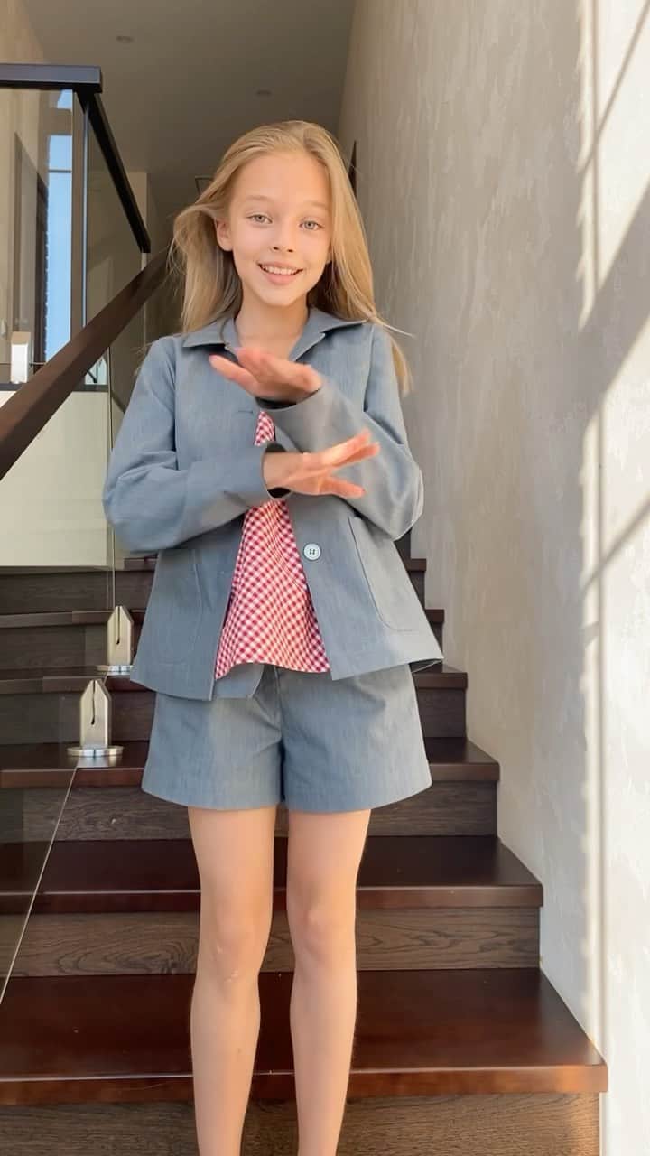 アンナ・ヴァワガさんのインスタグラム動画 - (アンナ・ヴァワガInstagram)「Сегодня, я хочу Вас познакомить с новым Питерским брендом💗 @ule_kids   Элегантная одежда премиум класса, созданная совсем не давно, но уже набирает обороты тк качество вещей на высоте!   Для Анны выбрала серый костюм. Простое изящество, строгая красота💞」7月30日 16時09分 - annapavaga
