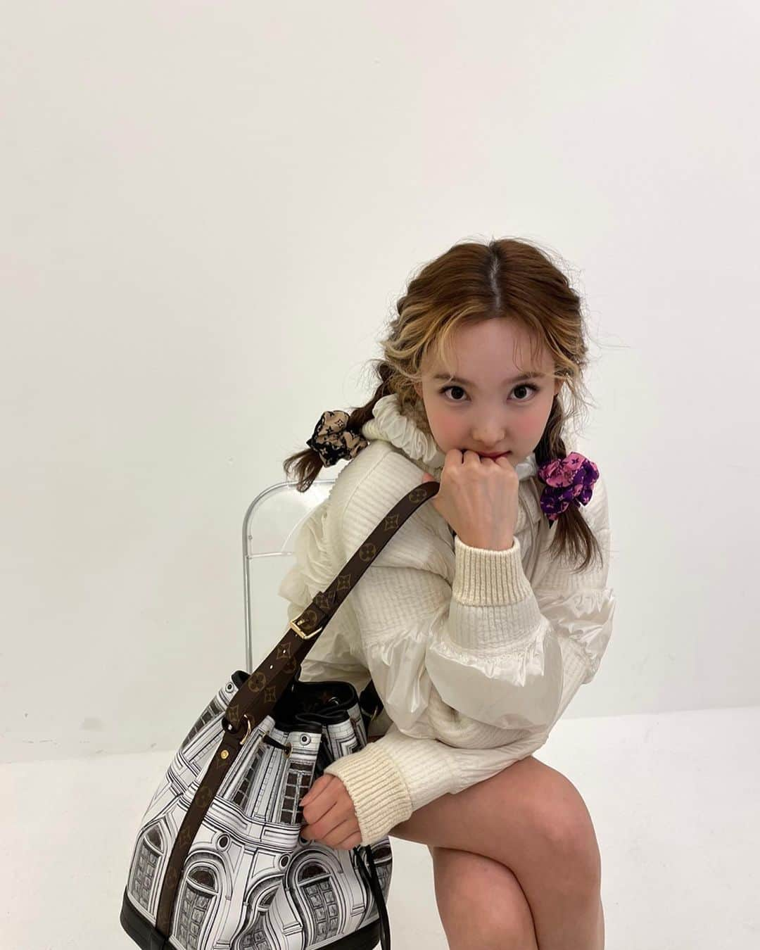 TWICEさんのインスタグラム写真 - (TWICEInstagram)「#광고 #개인광고 @LouisVuitton @NicolasGhesquiere #LVFW21  루이 비통과 포르나세티의 콜라보래요🤍」7月30日 15時56分 - twicetagram