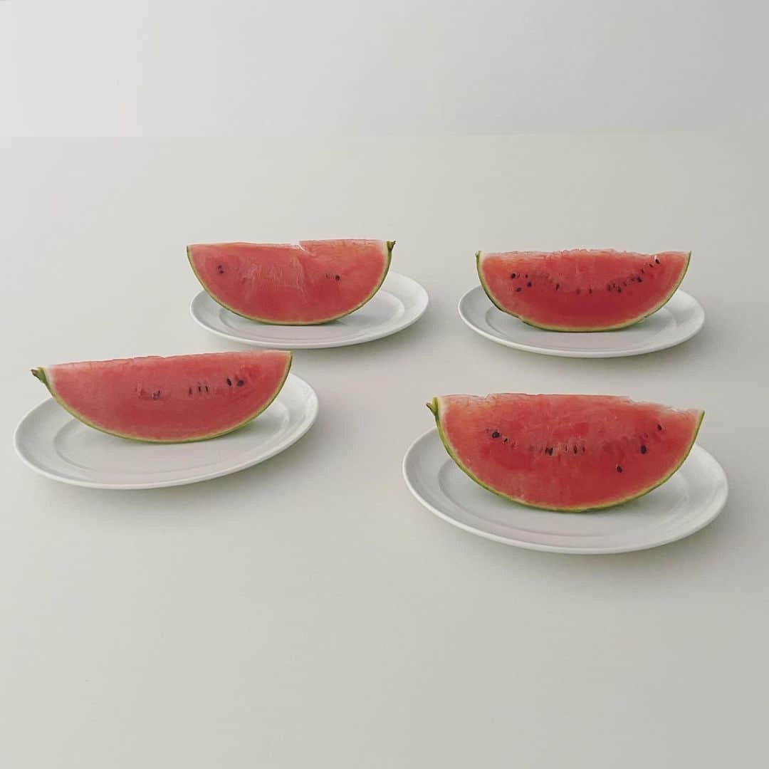 渡辺有子のインスタグラム：「2021初🍉🍉🍉🍉  撮影の朝、水分補給に🍉 おいしい🍉いただきました。  #フードフォーソートオリジナル#オーバルプレートMサイズ @foodforthought_shop」