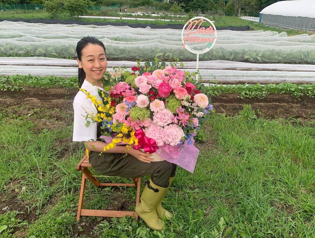 浅田真央さんのインスタグラム写真 - (浅田真央Instagram)「とても素敵なお花をいただきました。ありがとうございました。」7月30日 16時08分 - maoasada2509