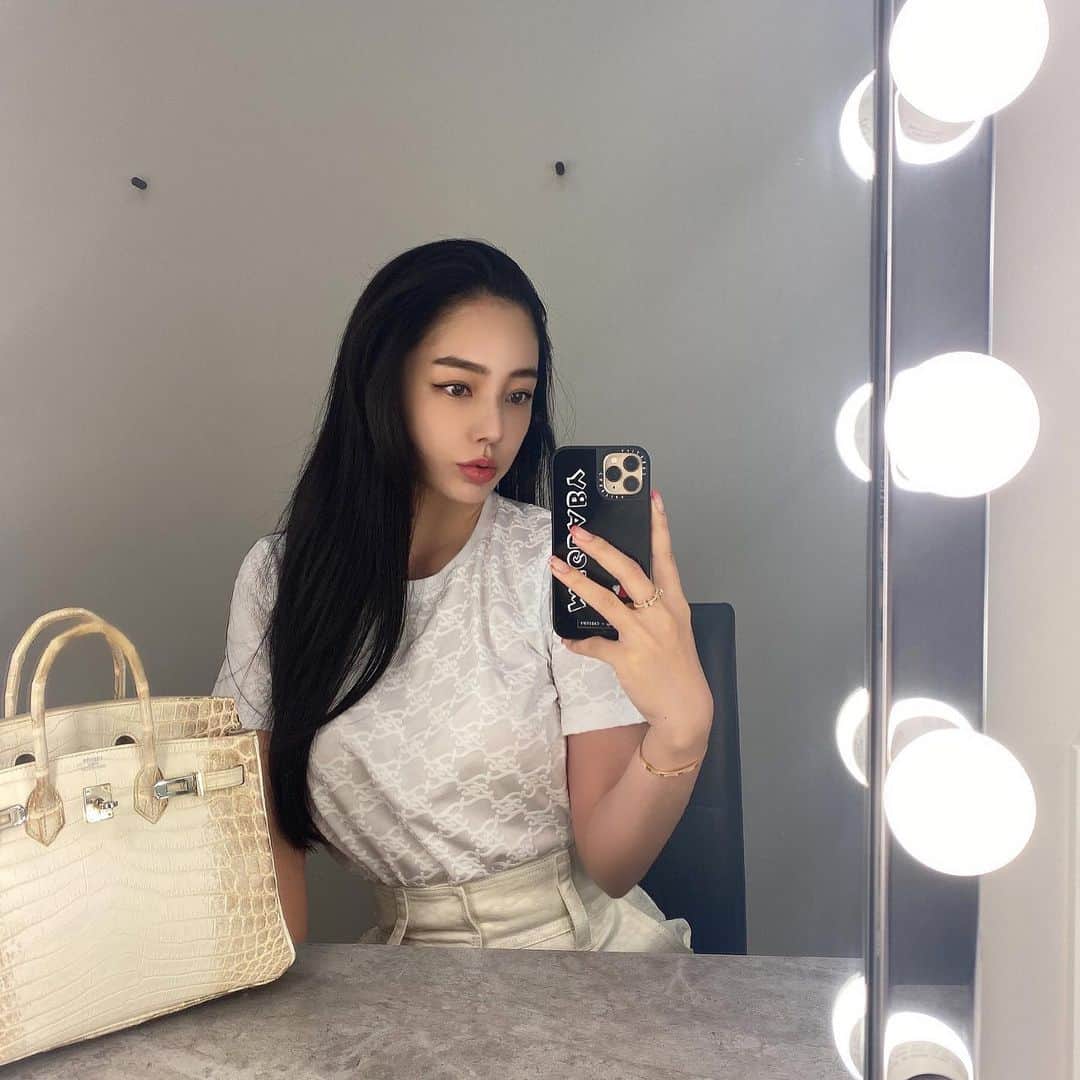 megbabyのインスタグラム：「かきあげ派？前髪派？🤍  #前髪切ったけど1日でかきあげてしまう🥺」