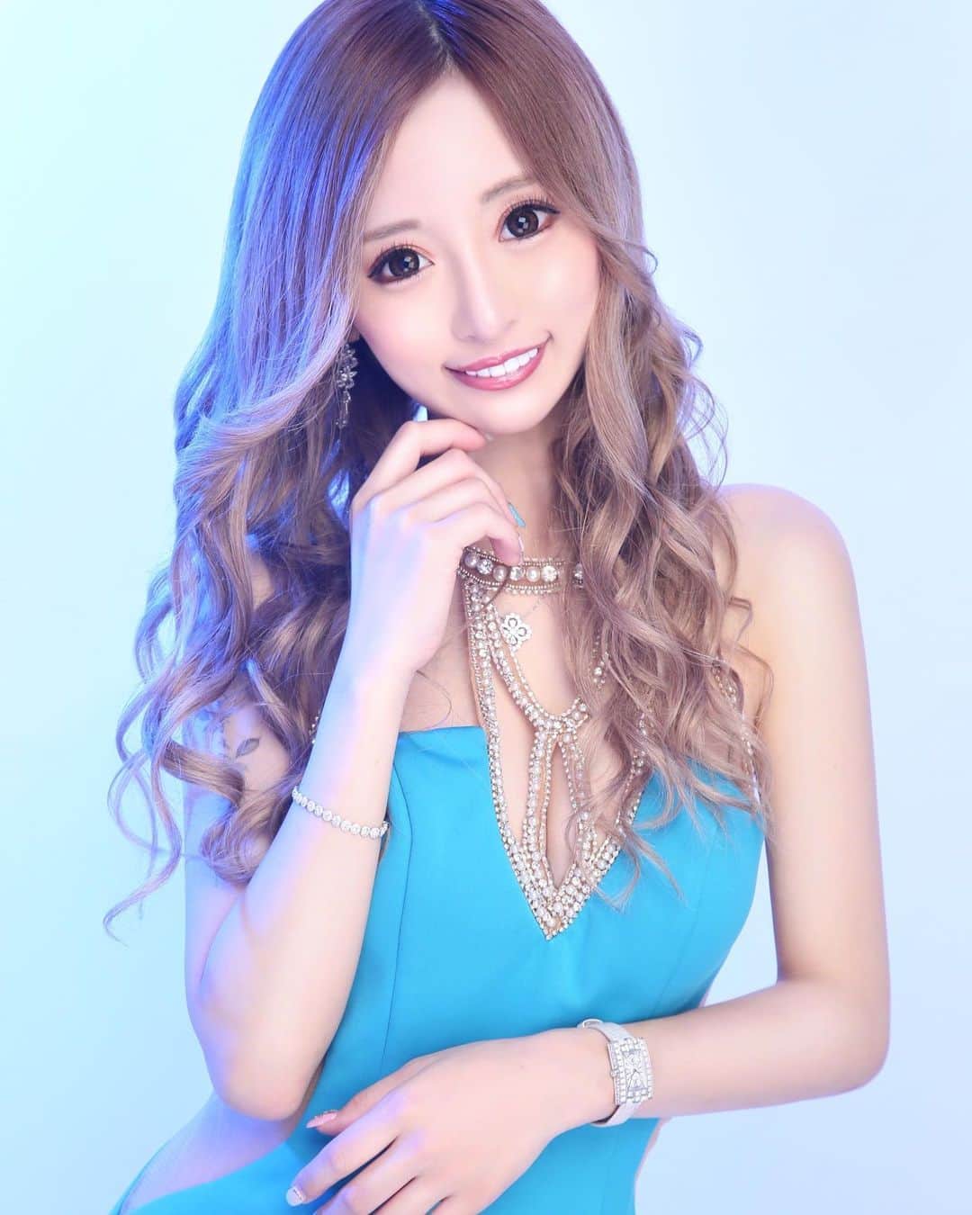 のインスタグラム：「にこっ♡(●︎´▽︎`●︎)  セラミックにしてから笑顔が増えました❤️   #黒宮ちはや #小悪魔ageha #モデル #キャバクラ #キャバ嬢 #ホステス #ラウンジ #水商売 #お酒 #歌舞伎町 #新宿 #六本木 #銀座 #北新地 #ミナミ #渋谷 #すすきの #シャンパン」
