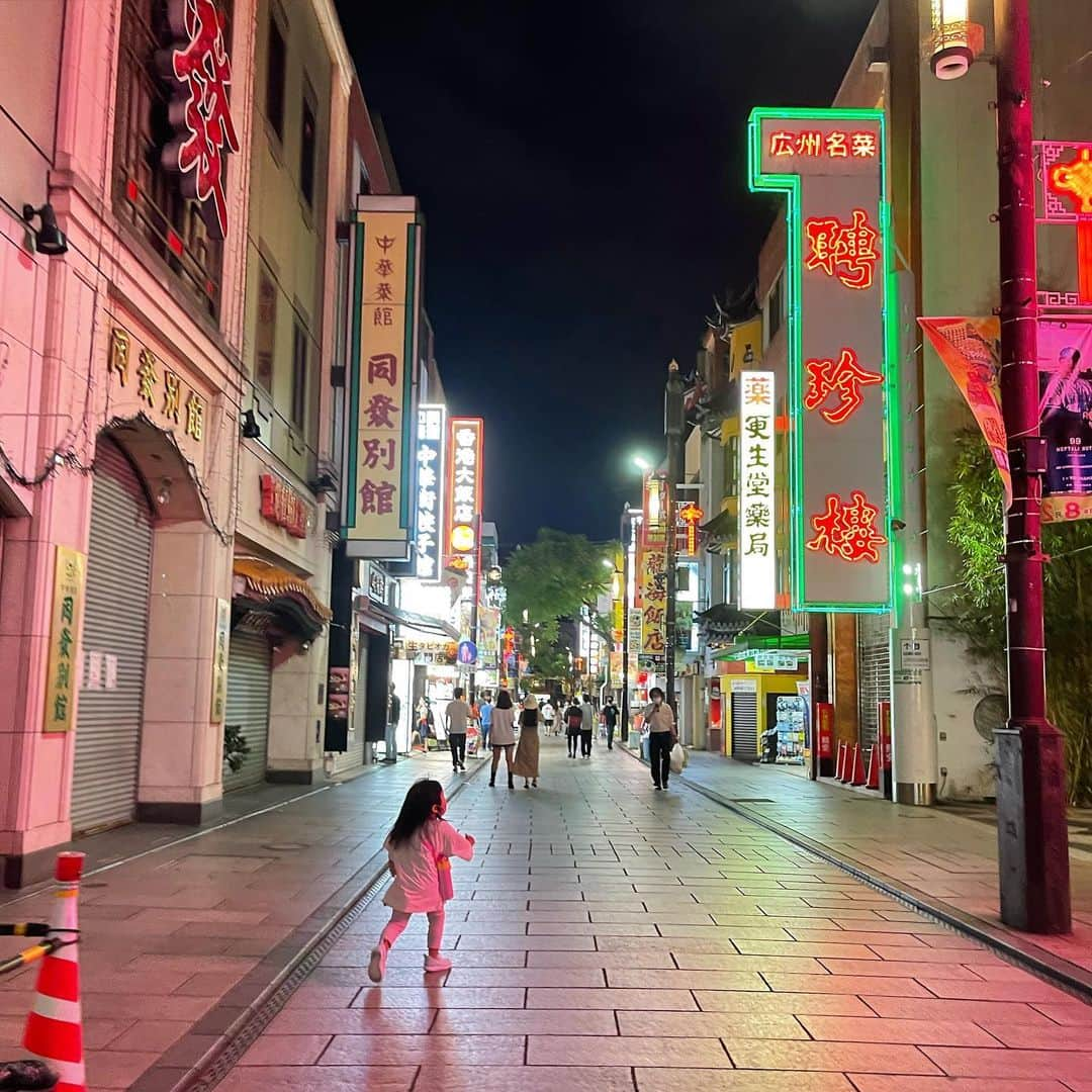 澤田泉美さんのインスタグラム写真 - (澤田泉美Instagram)「いつかの中華街🐉🥟  用事で横浜方面へ行ったので、 そのまま中華街で晩御飯を済ませることに🍜  夏休み感満載で子ども達大喜び❣️ よかったね〜❤️  #横浜#中華街 #ガラガラだった #夏休み #長女#走り回る #三児の母 #👦👧👶🐶🐶🐱🐱」7月30日 22時28分 - izumi.sawada