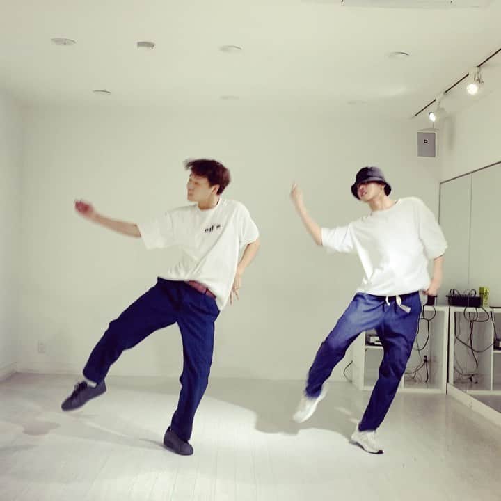 のインスタグラム：「Made a dance choreo together with my best buddy 🔥 新しい曲調と動きにチャレンジしてみました。」