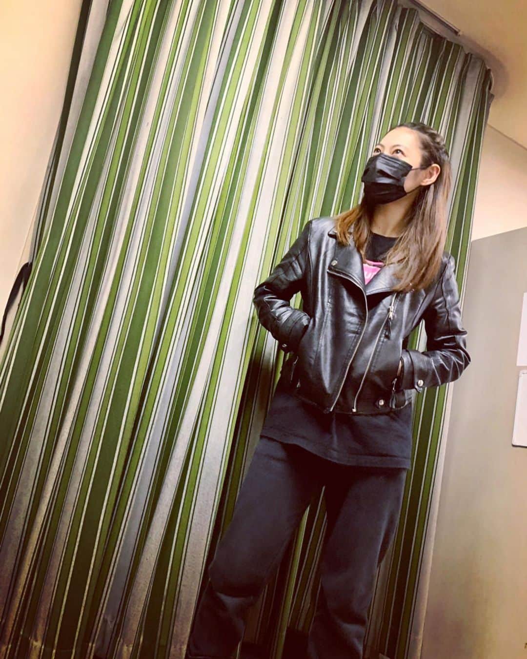 瀧本美織のインスタグラム：「💐 ライダースとブーツはルーのもので、場当たりスタイルでした。 役のときはマスクも黒に。 私自身もこういう格好、実は好き🖤でも普段の自分でいる時は役とは全く真逆の格好をしたくなります。今なら、爽やかで可愛いワンピースとか🤣オンオフは特に意識してないけれど、それが自然と切り替えになっているのかもしれません👀  一日だけであっという間で寂しいですが、名古屋の皆さんありがとうございました！ 兵庫の千秋楽まで力いっぱいルーを生き抜きたいと思います✊🏻   #舞台  #森フォレ   #ルー  #ライダース」