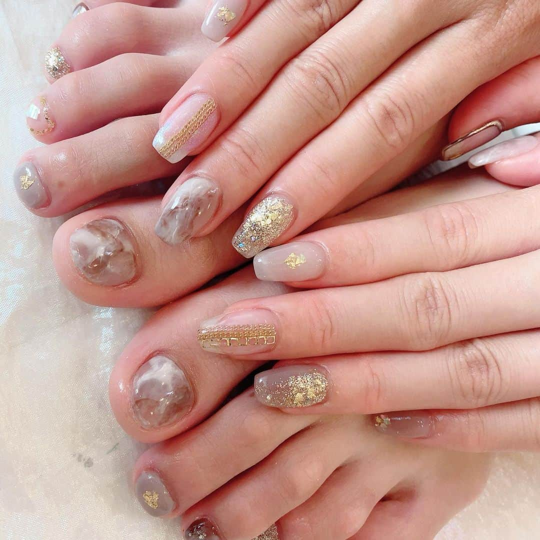 伊東亜梨沙さんのインスタグラム写真 - (伊東亜梨沙Instagram)「@elnailsalon でhand&foot nail💅 . 人生で史上最速でネイルが終わった。笑😦 1時間10分⏰‼️ このデザインでこの速さ本当うますぎて終わった時驚いた🤣 しかも"少し遅くなってしまって申し訳ありません"って言われたの🤣 いやいや めちゃめちゃ助かりましたって感じだよ！笑 . しかも24時間やってるらしい🥺 絶対通う🥺 それにしても大理石ネイル可愛いなあ❤️ 足の爪はいつの間にかふっ飛んでて形が歪ですがお気になさらずw . . #elnail #ネイルデザイン #ネイル #大理石ネイル」7月30日 18時34分 - arisa__917m