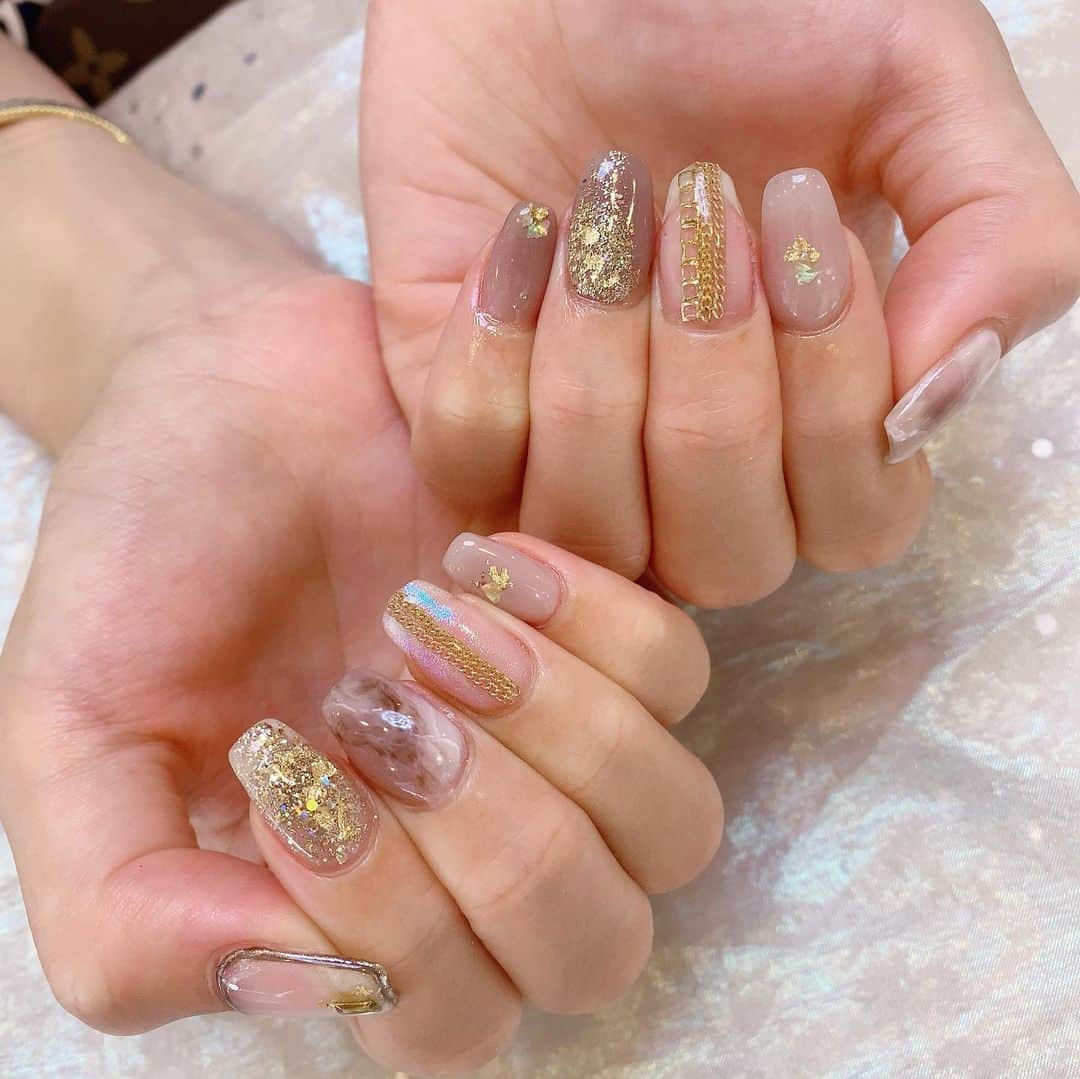 のインスタグラム：「@elnailsalon でhand&foot nail💅 . 人生で史上最速でネイルが終わった。笑😦 1時間10分⏰‼️ このデザインでこの速さ本当うますぎて終わった時驚いた🤣 しかも"少し遅くなってしまって申し訳ありません"って言われたの🤣 いやいや めちゃめちゃ助かりましたって感じだよ！笑 . しかも24時間やってるらしい🥺 絶対通う🥺 それにしても大理石ネイル可愛いなあ❤️ 足の爪はいつの間にかふっ飛んでて形が歪ですがお気になさらずw . . #elnail #ネイルデザイン #ネイル #大理石ネイル」