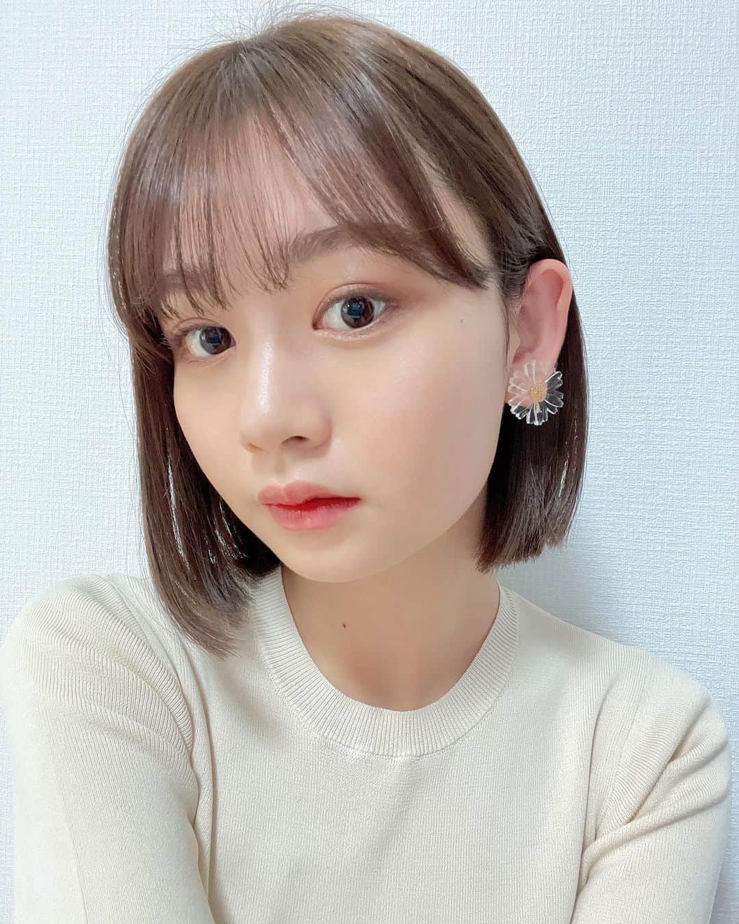 安村真奈のインスタグラム：「お気に入りイヤリング🌼 ボブにしてから大きめのイヤリングをたくさんつけてます☺︎  #安村真奈 #イヤリング #ボブ」