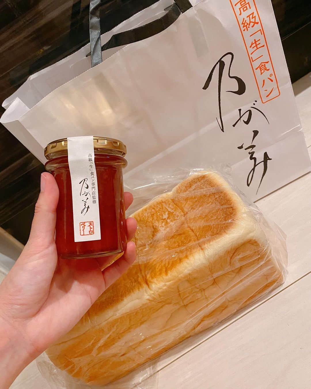 嶋村瞳さんのインスタグラム写真 - (嶋村瞳Instagram)「. 高級「生」食パン🍞乃が美 @nogami_official  . 美味しいパンほど何も付けずにそのまんまで食べるのが好きだけど、今回は乃が美のいちごジャム付けてみた！🍓これも美味しいじゃん！ 一人暮らしなので、切って冷凍してますが、解凍して食べても味落ちしない。 もちもちで本当に美味しい！ . . #嶋村瞳のグルメ旅  #乃が美 #高級食パン #食パン #生食パン #ジャム #いちごジャム #パン #美味しい #グルメ #instafood #bakery #yummy #instagood #food #japan」7月30日 18時50分 - hitomi_shimamura_official