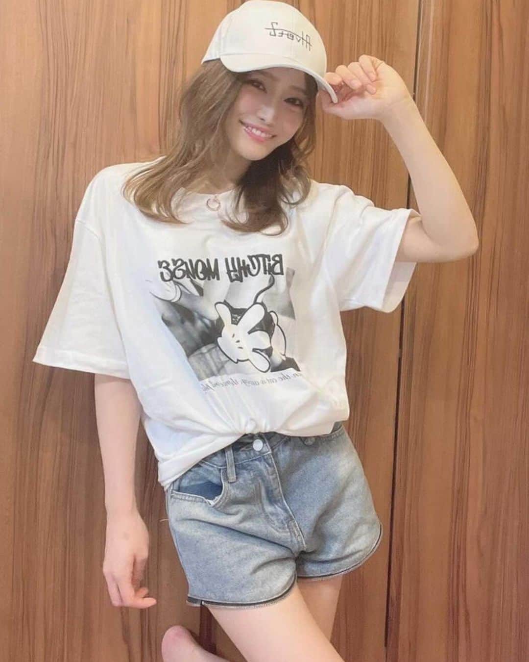 七瀬ひなのインスタグラム：「夏にぴったりなTシャツ見っけ🌼 ビッチーマウス😂💗 かわええええ みんなでおそろっちしよ😋💓  https://avz.stores.jp  @alvertz_official」
