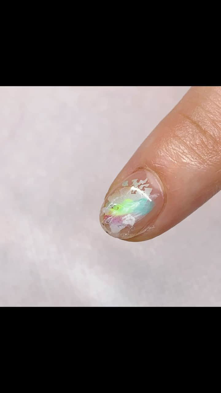 ネイルwebのインスタグラム：「ホイル以外は、allシャイニーです💅  🖌新色のネオン 🖌ミキシング 🖌アートジェル ホワイト  筆は、 黄色のオーバル筆 と ライナーNo2  ベースには ゼオを使用しているので、  ☑︎かくはん必須 ☑︎トップはクリスタルトップ  で💅  簡単時短artでした🖌🖼」