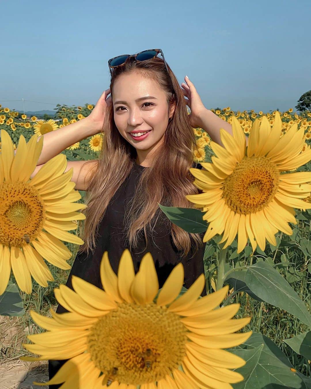 のインスタグラム：「ひまわりと私🌻part2✌︎  ベストショットが多すぎて 全部1枚ずつ投稿したいくらい🥲💛ﾓｯﾀｲﾅｲ  ひまわりを持って帰られるのは8/1までだよ🌻 ハサミと新聞紙を持参してね😉  2021.07.26. 08:00頃 撮影  ••  ••📍 #ひまわりの丘公園  ••👗 @welinoa 🕶 @gucci  ••🏷 #ひまわり畑 #ひまわり #小野市 #兵庫旅行 #兵庫観光 #小野ひまわりの丘公園 #🌻」
