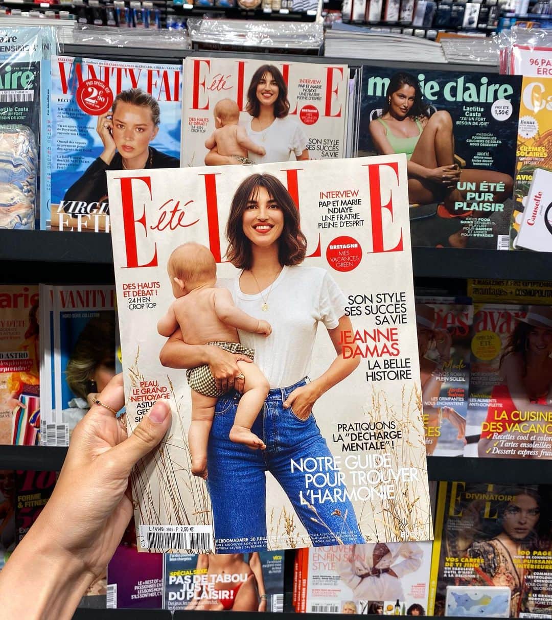 Jeanneのインスタグラム：「Un immense merci à toute l’équipe du @ellefr pour ce magnifique souvenir avec mon potelé d’amour ❤️ Allez vite l’acheter avant que mon père ne dévalise tous les kiosques !  Un grand Merci à  @veroniquephilipponnat  @alixgiroddelain   @denis.boulze  @marinebraunschvig  @lesantkathy  @tobias_sagner」