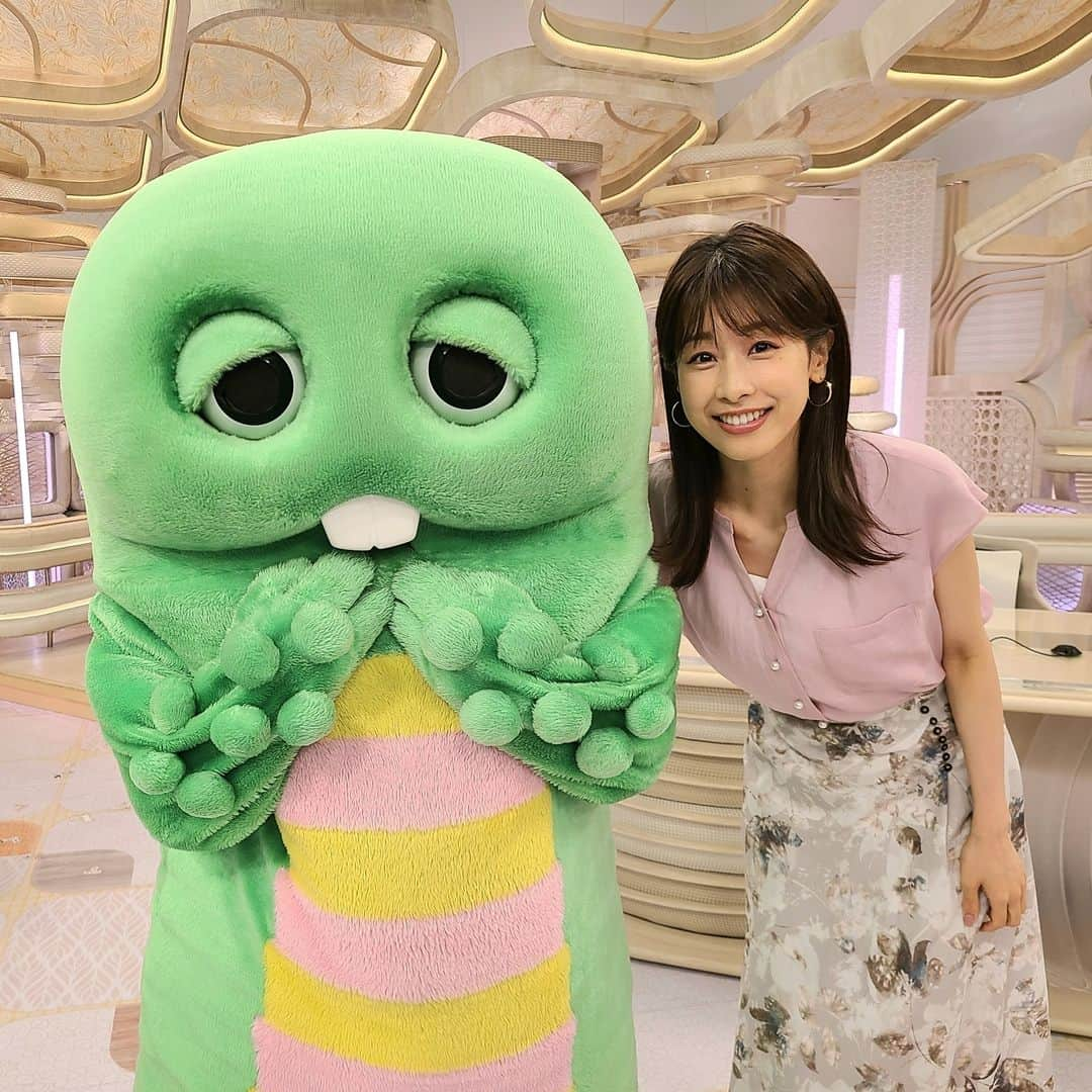 フジテレビ「プライムニュース イブニング」さんのインスタグラム写真 - (フジテレビ「プライムニュース イブニング」Instagram)「【 今週の ＃From加藤綾子 】  今週もお疲れさまでした！ きょうはいつもより１時間短いイット！でしたが、スケートボード🛹金メダリスト🥇の堀米雄斗選手がスタジオに生出演してくださいました。これまで何度か取材させて頂いていただけに、金メダル🥇の重みや喜びを、より身近に感じました✨  オリンピックも折り返し🚩 ここまでの選手の皆さんの活躍はもちろん、これから試合にのぞむみなさんにも心からの敬意とエールを送りたいと思います。今週末も注目選手が沢山登場するので、皆さんも一緒におうちで応援しましょうね📣  なお、来週のイット！は、 2日（月）と3日（火）が、五輪中継のため休止です。 次回の平日イット！は、4日（水）から。 どうかよい週末をお過ごしください。  #加藤綾子　@ayako_kato.official  #榎並大二郎　@enami_daijiro #ガチャピン　@gachapin_official  #イット #今週もお疲れ様でした #来週もよろしく御願いします #頑張れニッポン #頑張れアスリート」7月30日 19時59分 - livenews_it