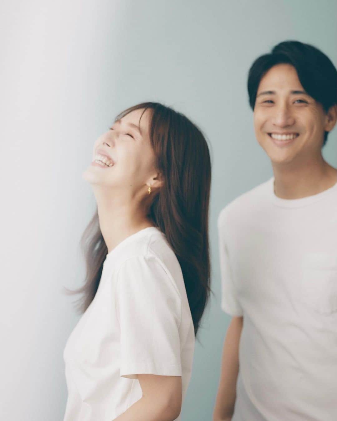 石川理咲子のインスタグラム：「今日は結婚記念日💍 先日、主人のお友達のカメラマン @keta_tamamura くんに撮ってもらいました📷 けいたくん、ありがとう✨ （2枚目の写真の表情ね😂） #結婚記念日」