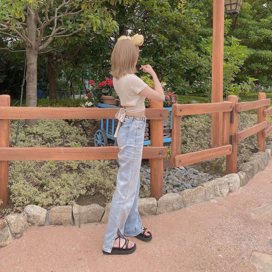 市川愛美さんのインスタグラム写真 - (市川愛美Instagram)「久しぶりのディズニー🏰🐭✨  美女と野獣のベルのカチューシャ🥀💛  この日はとっても暑かったので 私としては珍しい というよりほぼ初のクロップトップ！  ジーンズは何にでも合わせやすいので 一つは欲しかったものを @_ruruofficial_  で見つけた！  私的にお気に入りなコーデです！  #RURU#merrylatte#pr#ディズニー #ディズニーカチューシャ#ディズニーランド#美女と野獣#ベル#カチューシャ#ディズニーコーデ」7月30日 20時19分 - 0826manami