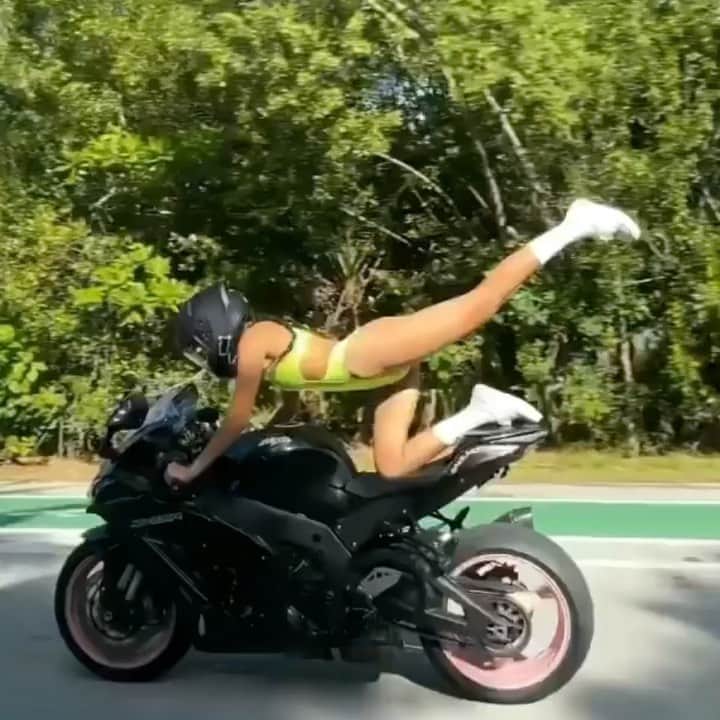 セレステ・バーバーのインスタグラム：「When you lie on your resume.  SOUND ON.   #celestechallengeaccepted  #celestebarber  #funny」