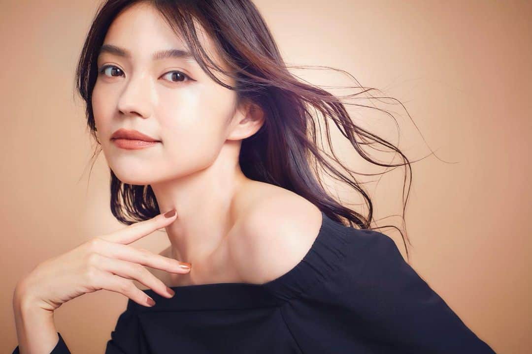 高原愛のインスタグラム：「先日の作品撮り💓💓💓 新しい私✨✨ビューティーよりに、今までと違った角度からの撮影❣️素敵なメンバーにご協力いただき、すごく素敵に仕上げてもらえて、勉強にもなって、楽しかった撮影😆ありがとうございました💓もっともっと作品撮りしたいなぁ🥺☺️✨  Thank you soooo much❣️❣️❣️  #model#beauty#beautyphotography#photo#grafic#cosmetics#fashion#作品#撮影#モデル#ビューティー#感謝#❤️」