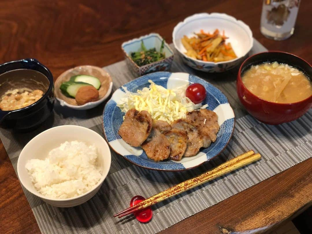 月央和沙さんのインスタグラム写真 - (月央和沙Instagram)「うちの晩ごはん . #豚の味噌漬け #じゃがいもとにんじんのコンソメ炒め #ほうれん草の胡麻和え #納豆 #大根のお味噌汁 #ぬか漬け #梅干し」7月30日 20時33分 - kazusa_tsukio