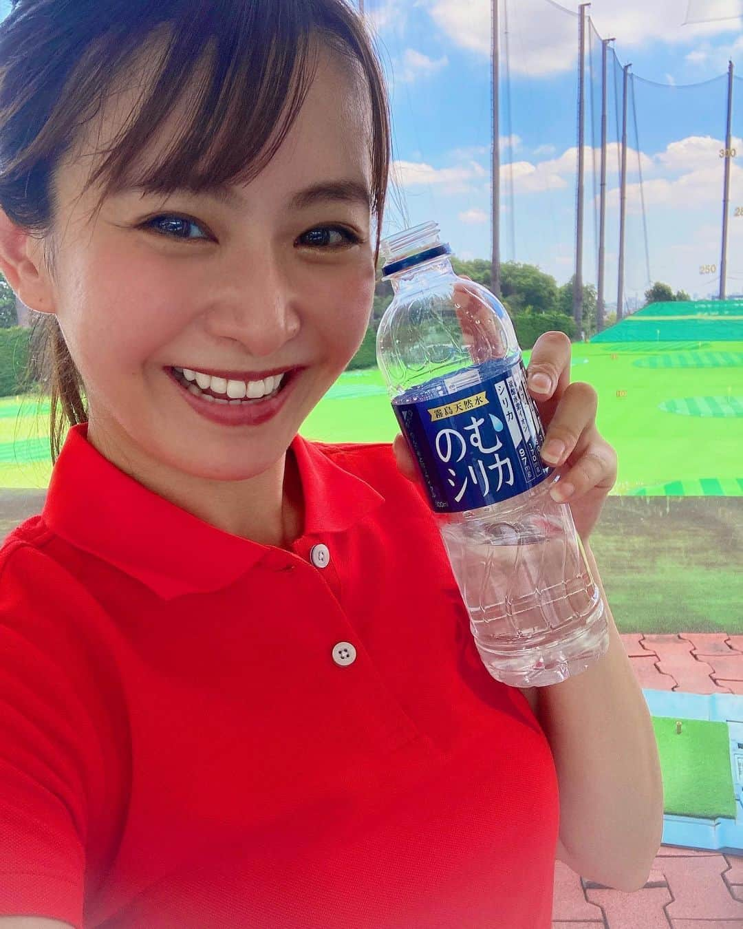 中庄司愛希さんのインスタグラム写真 - (中庄司愛希Instagram)「おはようございます☀  ゴルフ練習に行くのも暑くなってきたから、水分補給大切ですよね🧊  最近よく飲んでるのむシリカ💕 @nomusilica_official   4大ミネラルが豊富に含まれていて新陳代謝良くなり肌の調子が良くなるということで、良く飲んでるよ🙌  この日も暑くて練習中2本飲み干しました🥰  #シリカ #シリカ水 #のむシリカ #supported #ナチュラルミネラルウォーター #霧島天然水 #美容 #デトックス #ダイエット #ケイ素 #霧島天然水 #ゴルフウェア #ゴルフコーデ #ゴルフ初心者 #ゴルフ女子 #golfgirls #ゴルフ #골프 #高尔夫  #golf #ゴルフ練習」7月31日 7時31分 - aki_nakashoji_golf