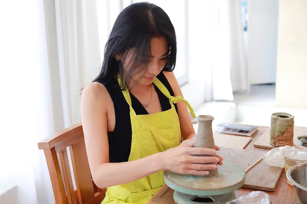 蒼あんなのインスタグラム：「I joined the pottery workshop! I’m impressed that someone's own state of mind reflects a piece!   伊賀焼の陶芸家、谷本洋さんに学ぶ陶芸教室🌻  精神性が反映される陶芸。  わたしの作品は 均一に中々出来なくて、 最終どんな形にしたいのかも ギリギリまで定まらなくて、  あーわたしの人生のようですねと思いました笑  波があって、 まだ確固たる先に向かって走り出せない自分。  それでも自分なりのものが出来上がって満足！🌞💗  ヨガも陶芸も何もかも、 自分が映し出されておもしろいね🤭✨ 早くお花飾りたいな~🥰  谷本洋さんの展覧会が 日本橋三越で9/8〜9/13までやってるよ！ 是非覗いてみてね🌻❤️  #陶芸 #pottery #小さな宇宙 #yoga #伊賀焼」