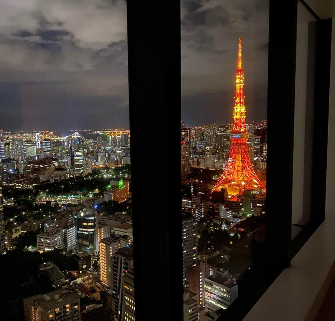 マキ・コニクソンさんのインスタグラム写真 - (マキ・コニクソンInstagram)「東京最後の夜。 寂しいけど今回も十分日本を楽しみました！ Time to go back to Hawaii. 🌺  今回の六本木ヒルズのイベント”The Hawaii By Maki Konikson”は8月15日まで続くので私が日本からいなくなってもホームのハワイから遠隔で頑張ります！  ご迷惑をおかけするかもしれませんがイベントが終わってもしばらくはオンラインで商品が購入出来るように致します。  クッキーコーナーは本当に本当に感謝しています。ほとんどお客さんが来なくて一時はどうなる事かと思った。経営が苦しくてクローズする事も考えてたそうです。だからロックダウン中はよくクッキーを買いに行きました。私が23年間通ってる大好きなクッキー🍪コーナー。でも今はハワイのスタッフにも活気が出てきてハッピーな気持ちでたくさんクッキーを焼いています！ これで解雇された工場のスタッフが戻って来れるといいな！🙏🏻  生産が追いつかなくて本当に本当にご迷惑をおかけしています。買いたいのに買えないって本当に嫌だよね。分かります。ものすごい数のクッキーが日本に上陸したのですが私の想像を”遥かに超えた”クッキー購入者がいてくれてビックリしました！感謝の気持ちと共にもっともっとスムーズに出来るように頑張ります。第3便がもうすぐ日本に到着します！🍪→✈️→🇯🇵  相思相愛のハワイラバーズ❤️ジャパン  ラバーズ。これからもお互いを想いつつ 前の様に簡単に行ききが出来るまでもう少し我慢しよう！そして頑張ろう！ まるで遠距離恋愛みたい！☺️  いまはこのイベントで少しでも ハワイを感じて貰えたら嬉しいです！  さぁて、 パッキンしなきゃ。  お休みなさい…. Sweet Dreams..😴  また明日！👋🏼  #thehawaiibymaki  #気持ちだけでもハワイ😊  #ハワイラバーズ🌺 #ジャパンラバーズ🇯🇵  #cookiecorner  #感謝の気持ちでいっぱいです #東京の夜景のおすそ分け」7月30日 23時13分 - makikonikson