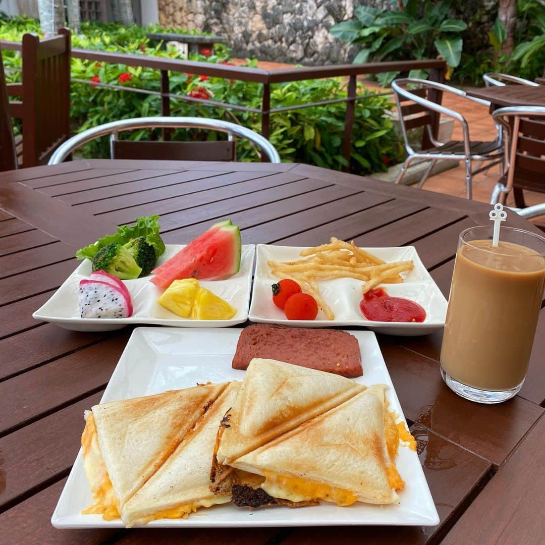麻美さんのインスタグラム写真 - (麻美Instagram)「朝は絶対抜く派なのに… ． 家族旅行ではついつい３食😅💦 ． #everyday  #breakfast  #family  #summer  #vacation  #カヌチャベイホテル」7月30日 23時24分 - mami0s