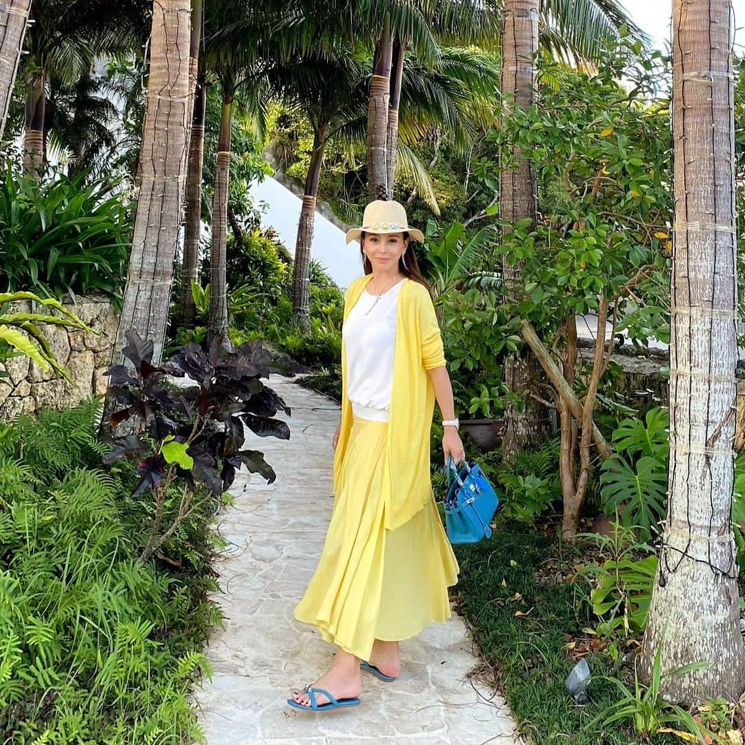 麻美さんのインスタグラム写真 - (麻美Instagram)「夏って黄色が着たくなる💛 ． 段々派手な色が似合わなくなってきて… 最近モノトーン多めだったけど ． リゾートでは🏝いいよね ． #summer  #resort #vacation  #カヌチャリゾート」7月30日 23時17分 - mami0s