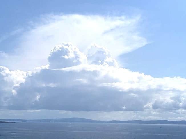 中田有紀さんのインスタグラム写真 - (中田有紀Instagram)「なんかカワイイ形の雲～😆と思って撮ったけど、よく見たらカエルに似てる⁉️😱 さらによく見たら表情まで見えるような気がする‼️ #雲 #カエル #何に見えるかな」7月31日 0時54分 - akinakada0508