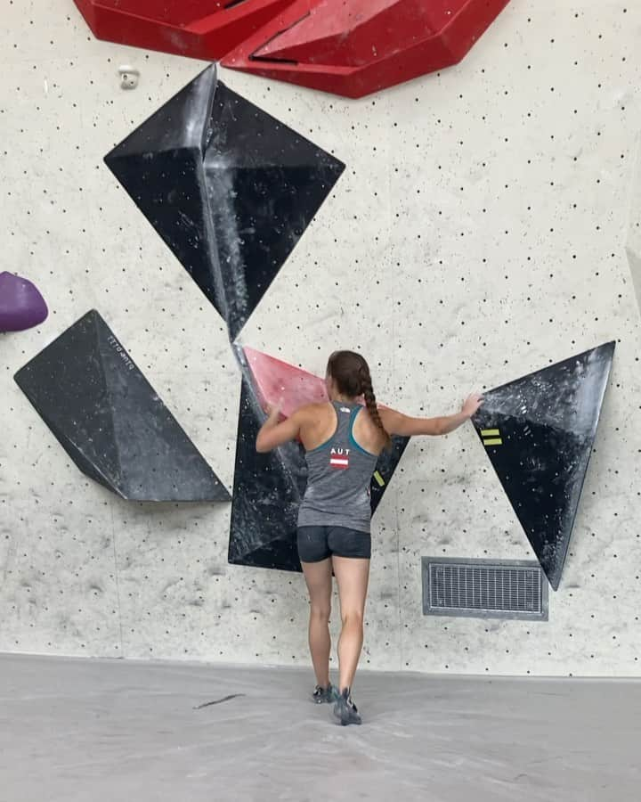 ユリア・フィシェルのインスタグラム：「Trying to get back into bouldering mode for Austrian Nationals after so much lead climbing lately 🥵 but playing with all different kinds of movement makes it easy to enjoy the process 🤙 now a weekend off the wall is waiting for me to make sure I'll feel a bit more ready for training again next week 🤪 #soreashell  🎥: @franziska.sterrer  . . @heeressportzentrum @scarpa_at @rewhiteclimbing @therapierbar_vorarlberg @allineedtea @austriaclimbing #climbing #rockclimbing #klettern #bouldering #training #letsgetbacktowork」