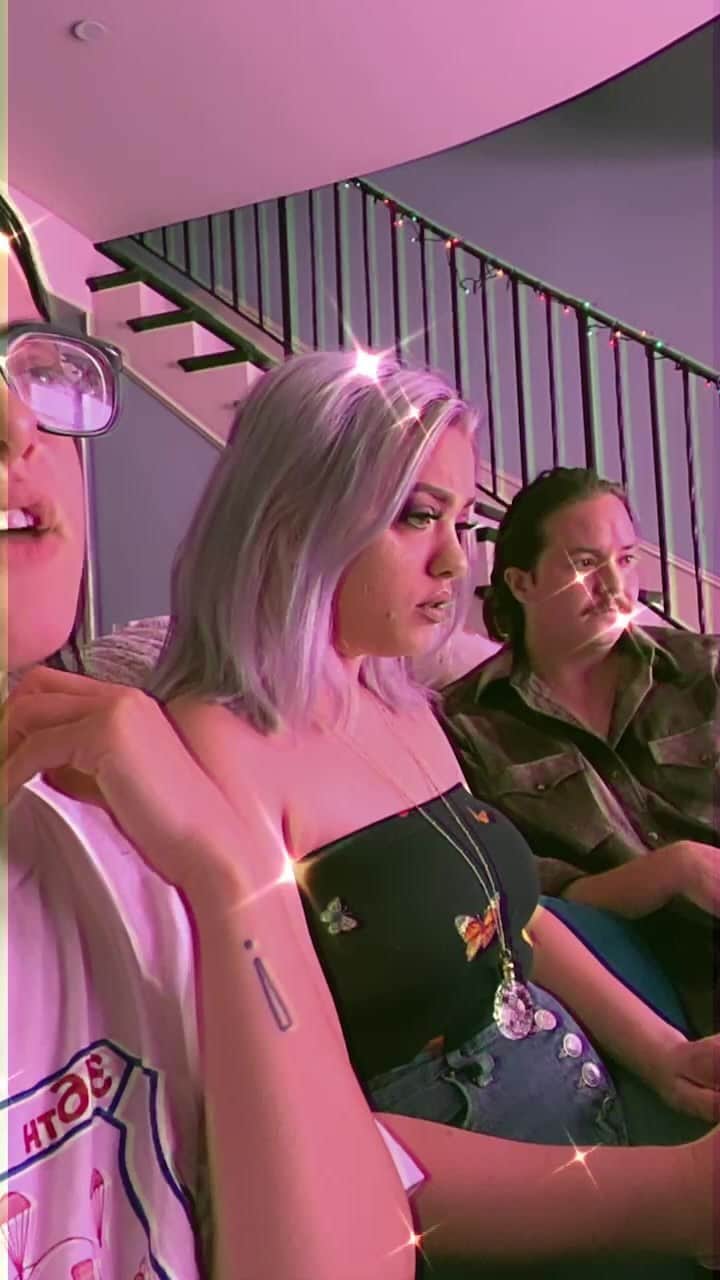 HEY VIOLETのインスタグラム：「check it out on vevo now ❤️❤️❤️」