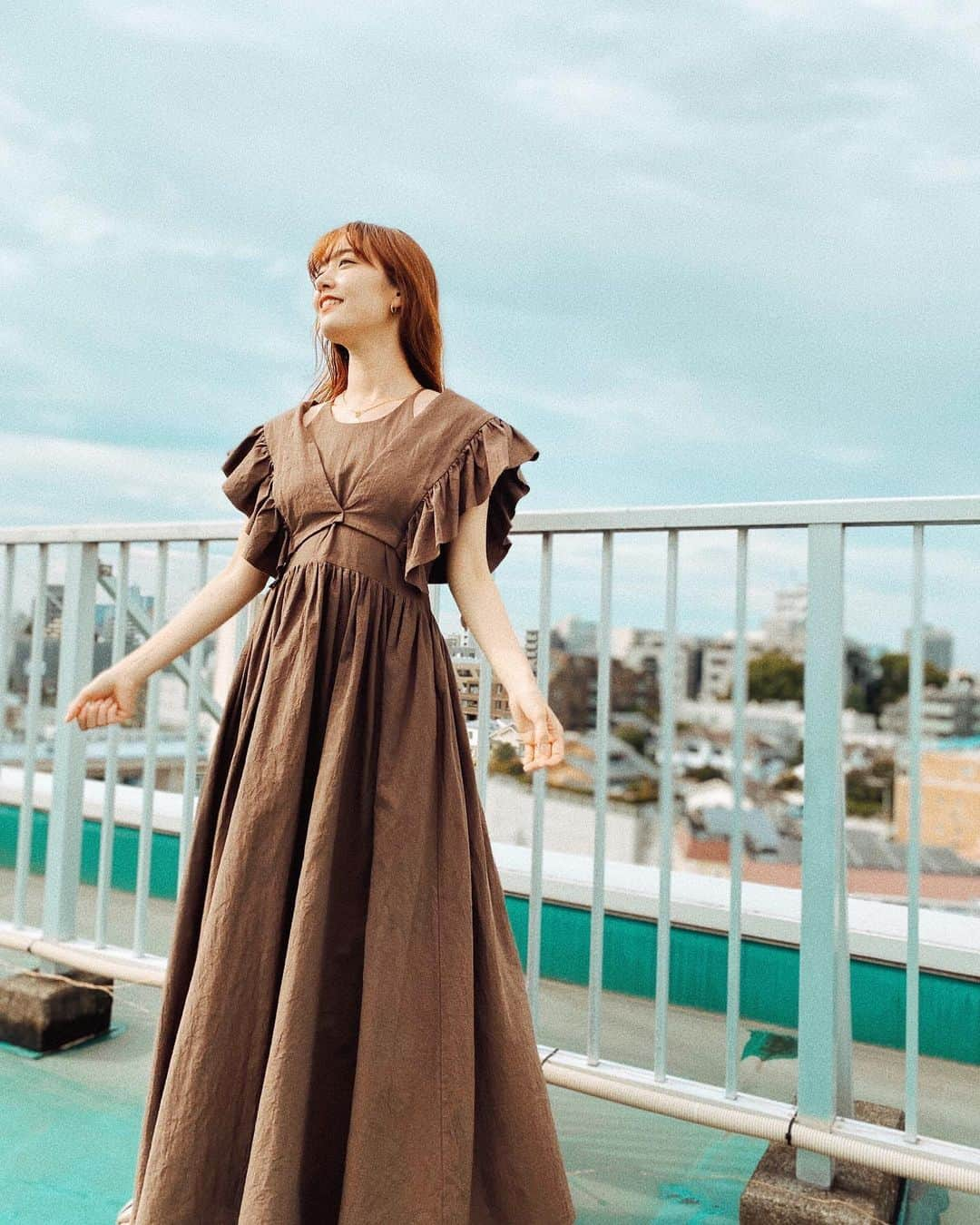 菊井彰子さんのインスタグラム写真 - (菊井彰子Instagram)「大好きな @etretokyo のワンピース👗✨  上のボレロを取るとキャミワンピだよ♫  色んな着方ができるとずっと新鮮な気持ちで楽しめる🤎  photo by @genkitatsuya  #etretokyo #エトレトウキョウ #ワンピースコーデ  #ブラウンワンピース #レイヤードマキシキャミワンピース   ・ ・ ・  #ママコーデ #ママモデル　#公式たまひよグラマー #公式39grammer #サンキュ25周年専属読者モデル #女の子ママ #女の子のママ #春ファッション #春コーデ #ママコーディネート　 #ママファッション  #ママスタ  #ママスタイル  #ママライフ  #ママリ #ママライフ #ママ #ママタス #mamafashion #ootd #ootdfashion #ootdstyle」7月7日 13時44分 - yanakiku_kiku