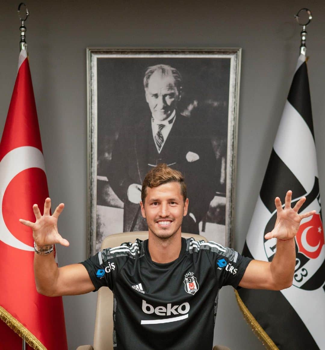 サリフ・ウチャンのインスタグラム：「@besiktas 🦅」