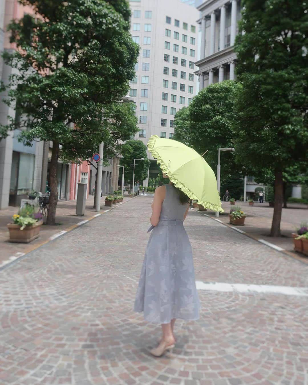 ImotoEtsuyo さんのインスタグラム写真 - (ImotoEtsuyo Instagram)「オシャレで上質な傘が揃うと人気の　 @hanwayofficial  伊勢丹新宿店でハンウェイの ポップアップが開催されているので 早速伺いました。  美と健康を追求し コスメを使う感覚を目指した COSMETIC PARASOLシリーズ。  コスメをテーマにした オールウェアザーパラソル　 コスメの様な感覚で持てる 可愛いらしい傘はシンプルなものから 華やかな物まで揃っていて　 どれも素敵でした✨  『人を護り，人を絵にする』をテーマとした ウェザーアイテムのスペシャリティブランドの ハンウェイ！ 素材や各パーツにこだわり、丁寧な仕上げで デザイン性も高くお洒落な傘が 必ず見つかります。  私は今回、晴雨兼用の傘を チェックしにいきました☂️  仕事柄日焼けは厳禁なので 日傘が手放せません。  そして選んだのは 　#pic 5、7、10にも写ってる どんな天候でも使える オールウェザータイプのパラソル。  デザイン・機能性を兼ね備え、 紫外線や暑さから護ってくれます。 ・ 上品なフリル、そしてハンドルが クリスタルのように透明感のある アクリルでとっても可愛いの。  持ってるだけで気分が上がるので これから梅雨から夏に向けても大活躍しそう。 出かけるのも楽しくなりますね。  伊勢丹新宿店での Popupは 6/30 〜7/13 まで開催しています。  〒160-0022 東京都新宿区新宿3丁目14−1 本館一階　婦人雑貨売り場　  是非チェックしてみてくださいね。  @hanwayofficial  @hanwayroppongihills @hanwaymarunouchi #pr #HANWAY #ハンウェイ #傘 #雨傘 #日傘 #日傘女子 #日傘コーデ #雨の日コーデ #梅雨コーデ」7月7日 6時35分 - bisuhada