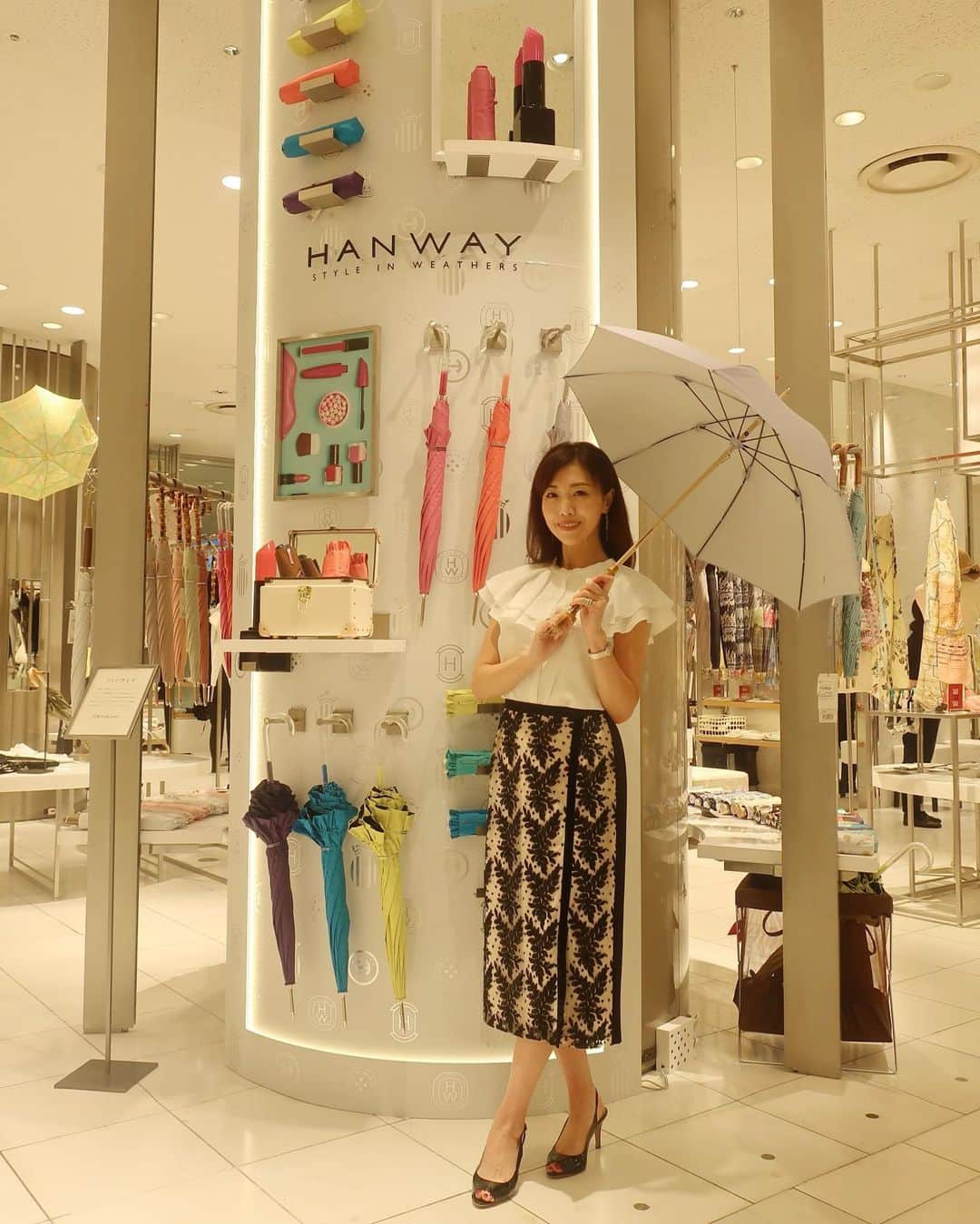 ImotoEtsuyo さんのインスタグラム写真 - (ImotoEtsuyo Instagram)「オシャレで上質な傘が揃うと人気の　 @hanwayofficial  伊勢丹新宿店でハンウェイの ポップアップが開催されているので 早速伺いました。  美と健康を追求し コスメを使う感覚を目指した COSMETIC PARASOLシリーズ。  コスメをテーマにした オールウェアザーパラソル　 コスメの様な感覚で持てる 可愛いらしい傘はシンプルなものから 華やかな物まで揃っていて　 どれも素敵でした✨  『人を護り，人を絵にする』をテーマとした ウェザーアイテムのスペシャリティブランドの ハンウェイ！ 素材や各パーツにこだわり、丁寧な仕上げで デザイン性も高くお洒落な傘が 必ず見つかります。  私は今回、晴雨兼用の傘を チェックしにいきました☂️  仕事柄日焼けは厳禁なので 日傘が手放せません。  そして選んだのは 　#pic 5、7、10にも写ってる どんな天候でも使える オールウェザータイプのパラソル。  デザイン・機能性を兼ね備え、 紫外線や暑さから護ってくれます。 ・ 上品なフリル、そしてハンドルが クリスタルのように透明感のある アクリルでとっても可愛いの。  持ってるだけで気分が上がるので これから梅雨から夏に向けても大活躍しそう。 出かけるのも楽しくなりますね。  伊勢丹新宿店での Popupは 6/30 〜7/13 まで開催しています。  〒160-0022 東京都新宿区新宿3丁目14−1 本館一階　婦人雑貨売り場　  是非チェックしてみてくださいね。  @hanwayofficial  @hanwayroppongihills @hanwaymarunouchi #pr #HANWAY #ハンウェイ #傘 #雨傘 #日傘 #日傘女子 #日傘コーデ #雨の日コーデ #梅雨コーデ」7月7日 6時35分 - bisuhada