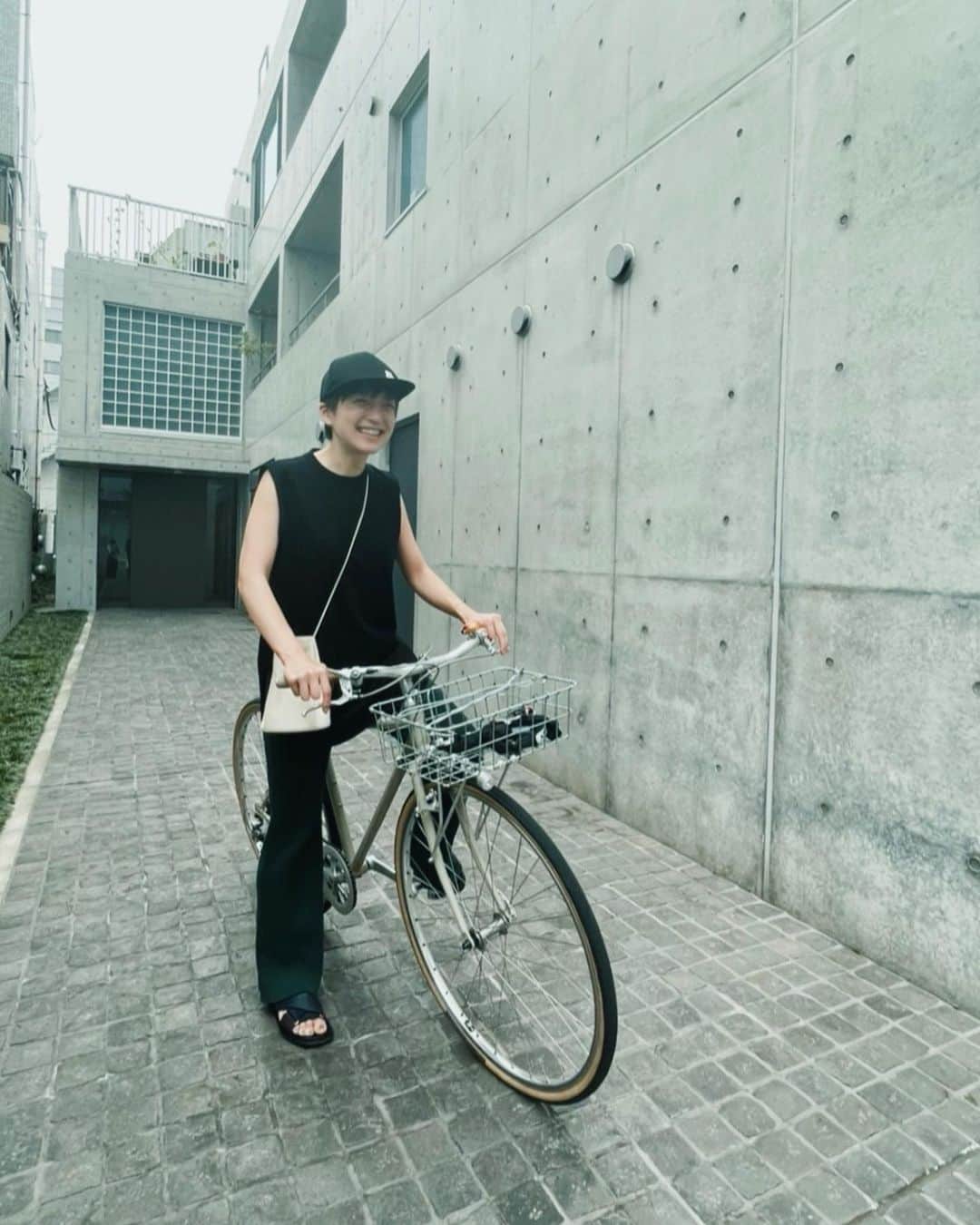 高山都さんのインスタグラム写真 - (高山都Instagram)「昨日はお休みでした。 リラックスできて動きやすい格好を。 #都ふく tank top @aton_tokyo  knit pants @oblekt_jp  bag @jilsander  cap @acnestudios  sandal @marni  bike @bluelug_kamiuma  月に1.2回行く @pola_nakameguro へ。 顔をあげてください！ってリクエストとデコルテ周りのケア、美白パックをやってもらって、ほんとうに3トーンくらい素肌が明るくなるから不思議。 ついでに美白美容液の #ホワイトショット　も購入。 これからの紫外線対策、いちおう今からね。 シミもそばかすもあるけど、隠すつもりも取るつもりもない。 だけど、お肌の調子はいつも良くしてたいし、肌はくすみもなく明るくいたい。 自転車はブルーラグさんでゼロから作った自分だけのオリジナルです。」7月7日 8時39分 - miyare38