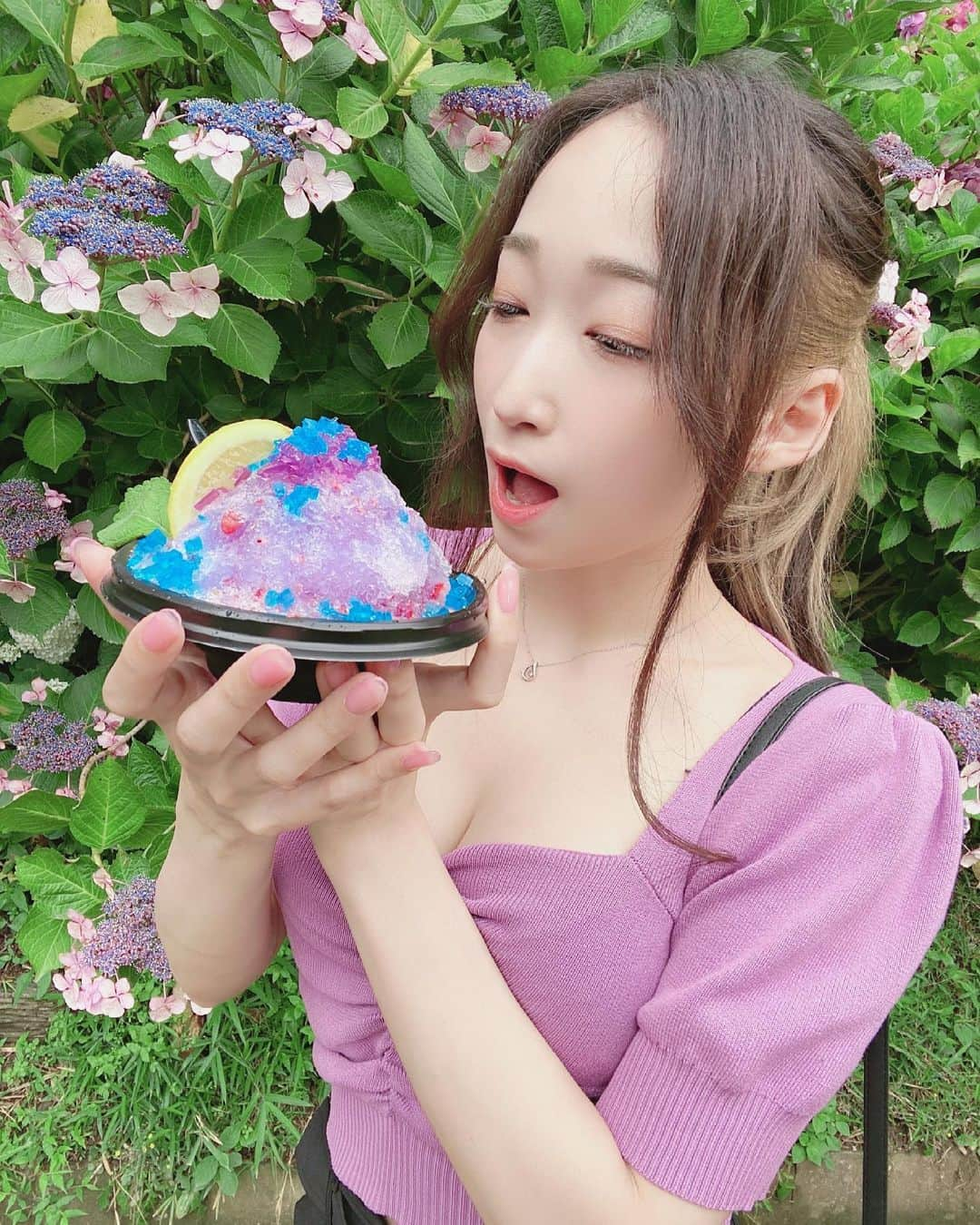 蓮実クレアさんのインスタグラム写真 - (蓮実クレアInstagram)「・ ・ ・  Good morning It's getting hot these days, how about hydrangea shaved ice？ ・ ・ ・ #紫陽花かき氷 #かき氷 #紫陽花 #grl #フロントギャザーショート丈ニットトップス」7月7日 9時27分 - hasumi_kurea