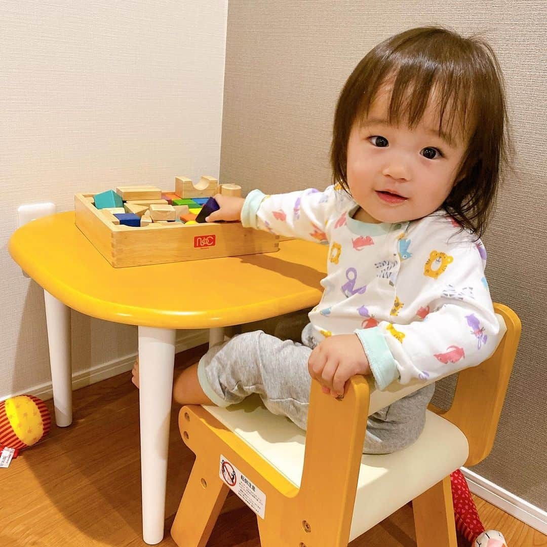 しほの涼のインスタグラム：「明後日、2歳になる娘。 親からすると、もう2歳。 でも、まだ2歳😌  半年前の画像見てたら、あまりの娘の小ささにびっくり💦 今の娘も半年後に見たら、かなり赤ちゃんだなぁって思うんだろうな。  #2歳 #2歳誕生日」